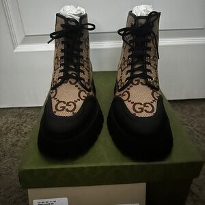 Gucci Men's Black and Tan Lace-Up Boots